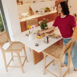 LEXIA Lot de 2 tabourets de bar intérieur/extérieur en bois d'acacia et résine tressée H66cm